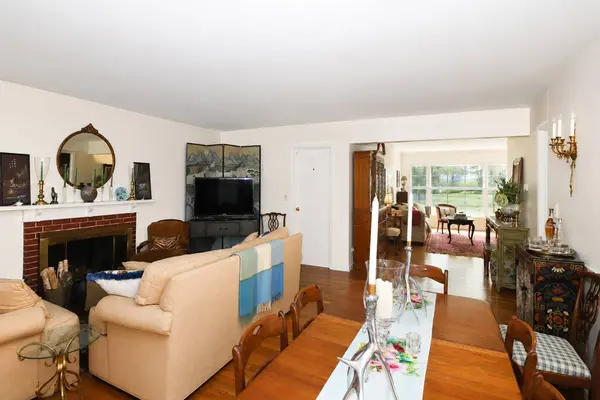 915 N Pine AVE, Arlington Heights, IL 60004