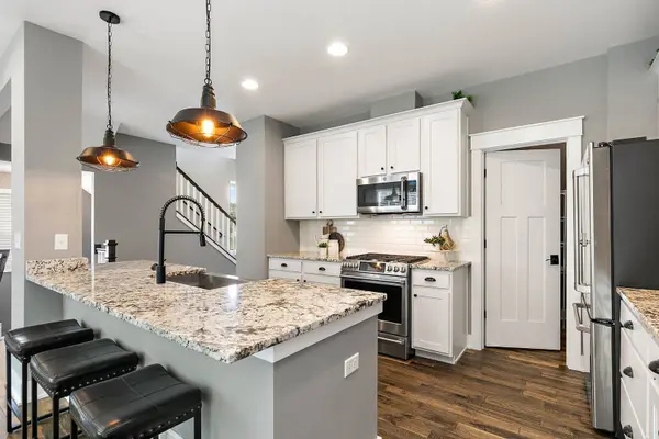 4275 Fiona LN, Lisle, IL 60532