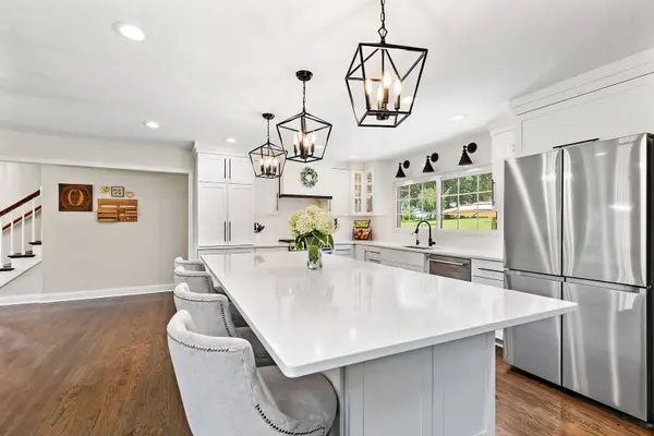 37W384 Ronsu LN, St. Charles, IL 60175