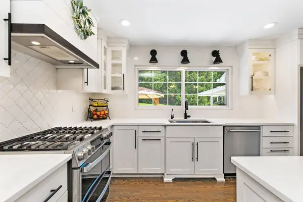 37W384 Ronsu LN, St. Charles, IL 60175