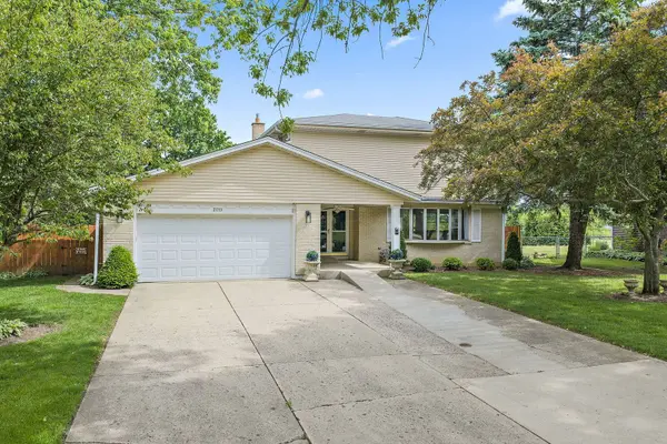 2019 E Avon LN, Arlington Heights, IL 60004