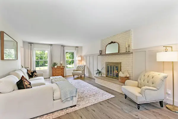 37W384 Ronsu LN, St. Charles, IL 60175