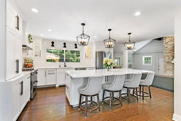 37W384 Ronsu LN, St. Charles, IL 60175