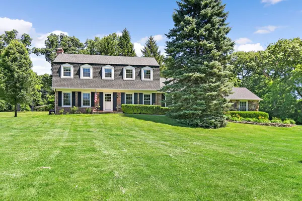 37W384 Ronsu LN, St. Charles, IL 60175