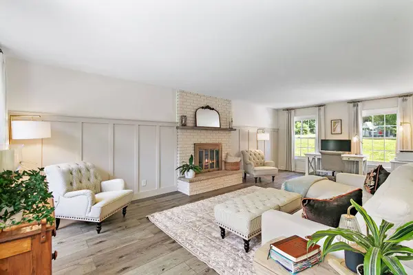 37W384 Ronsu LN, St. Charles, IL 60175