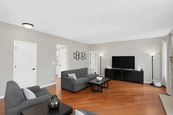 1311 Bison LN, Hoffman Estates, IL 60192