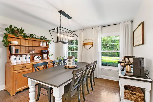 37W384 Ronsu LN, St. Charles, IL 60175