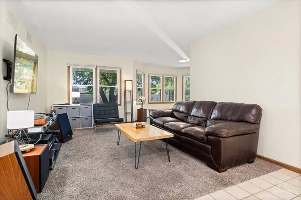 1 Fallcreek CIR, Montgomery, IL 60538