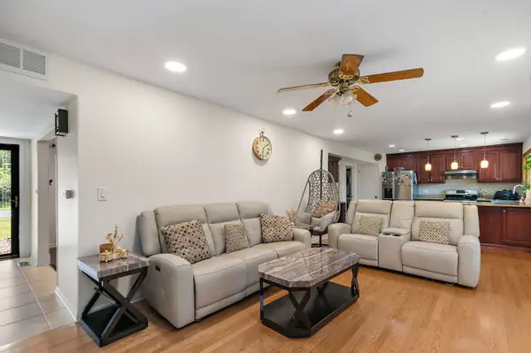 1037 Conrad CT, Elk Grove Village, IL 60007