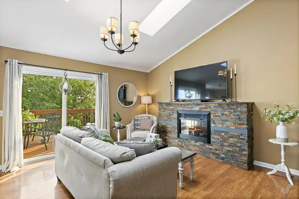 944 VIEWPOINT DR, Lake In The Hills, IL 60156