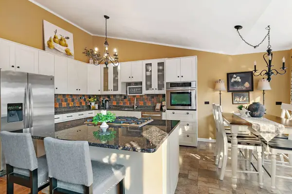 944 VIEWPOINT DR, Lake In The Hills, IL 60156