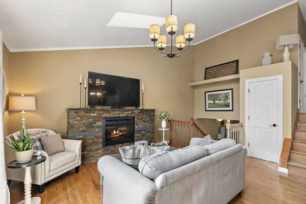 944 VIEWPOINT DR, Lake In The Hills, IL 60156