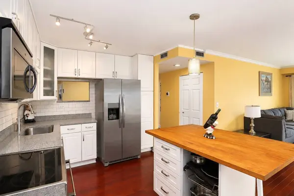 1103 N MILL ST #104, Naperville, IL 60563