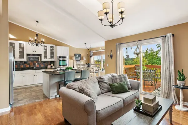 944 VIEWPOINT DR, Lake In The Hills, IL 60156