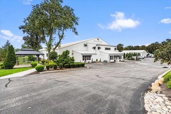2S976 Deerpath RD, Batavia, IL 60510