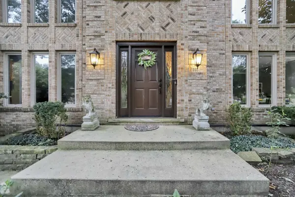 985 Chapel CT N, Glen Ellyn, IL 60137