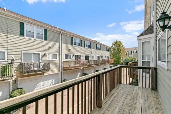 1095 VILLAGE CENTER Pkwy #5, Aurora, IL 60506