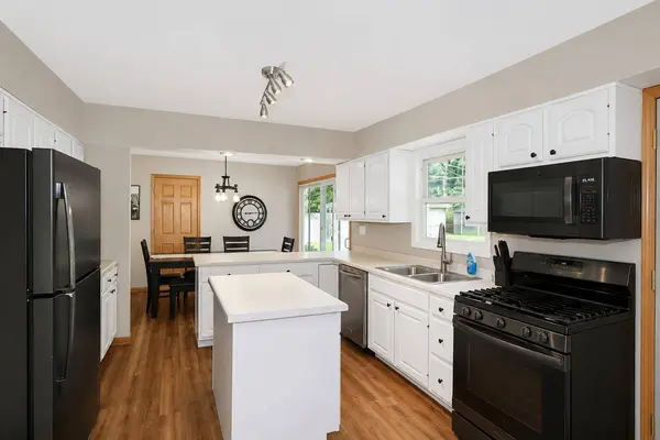 2302 Manor LN, Mchenry, IL 60051