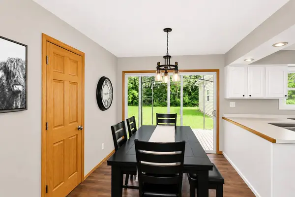 2302 Manor LN, Mchenry, IL 60051