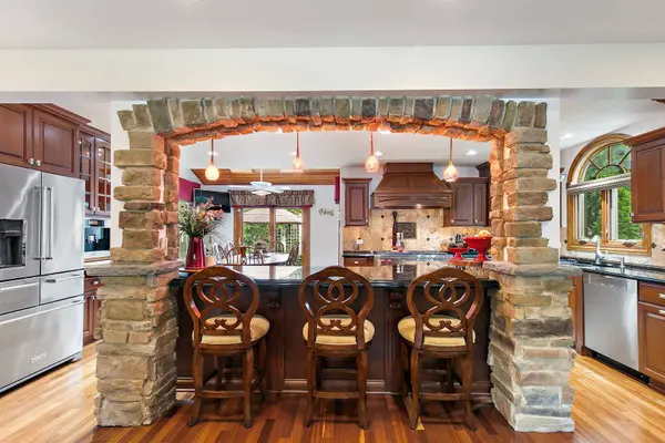 1021 Pheasant TRL, Carol Stream, IL 60188