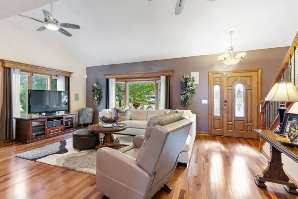 1021 Pheasant TRL, Carol Stream, IL 60188