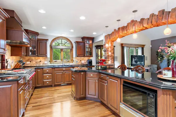 1021 Pheasant TRL, Carol Stream, IL 60188