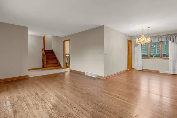 1023 S Lancaster ST, Mount Prospect, IL 60056