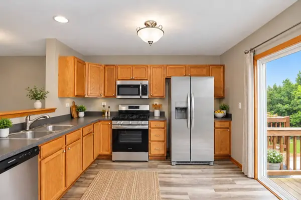 1306 Shamrock LN, Pingree Grove, IL 60140