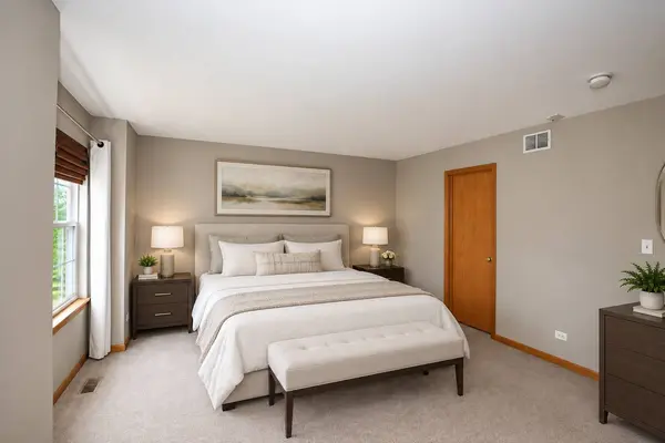 1306 Shamrock LN, Pingree Grove, IL 60140