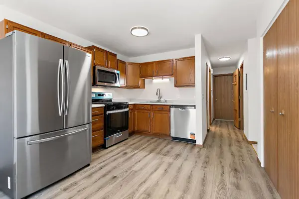 320 Woodridge CIR #B, South Elgin, IL 60177