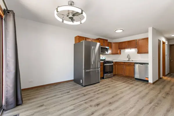 320 Woodridge CIR #B, South Elgin, IL 60177
