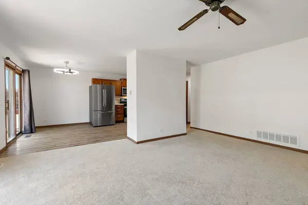 320 Woodridge CIR #B, South Elgin, IL 60177