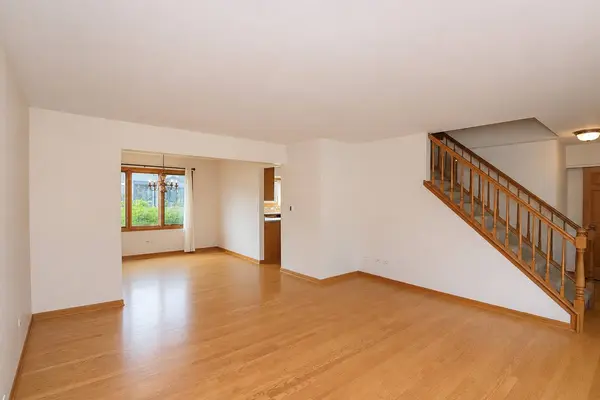 706 N Point DR, Schaumburg, IL 60193