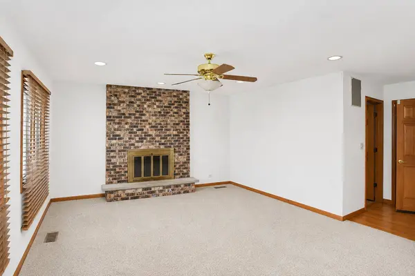 706 N Point DR, Schaumburg, IL 60193