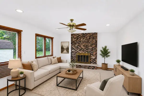 706 N Point DR, Schaumburg, IL 60193