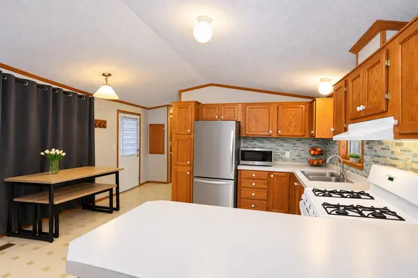 132 3rd AVE, Bartlett, IL 60103