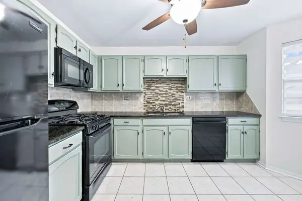 107 Winchester DR #A, Streamwood, IL 60107