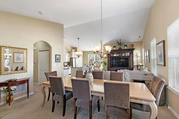 646 N Falls CIR, Pingree Grove, IL 60140