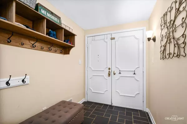 1452 Country Squire DR, Geneva, IL 60134