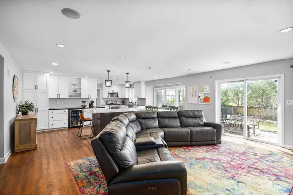 1452 Country Squire DR, Geneva, IL 60134