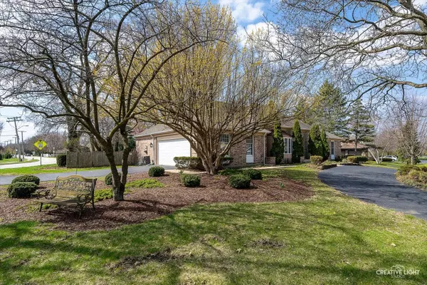 1452 Country Squire DR, Geneva, IL 60134