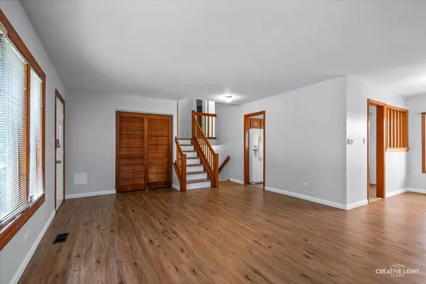 1690 S Green Meadows BLVD, Streamwood, IL 60107