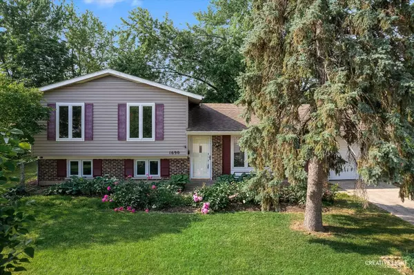 1690 S Green Meadows BLVD, Streamwood, IL 60107