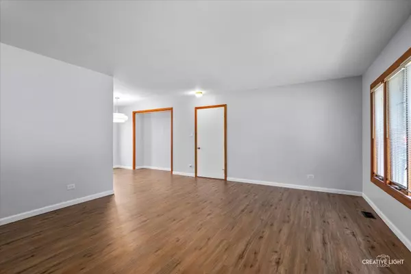 1690 S Green Meadows BLVD, Streamwood, IL 60107