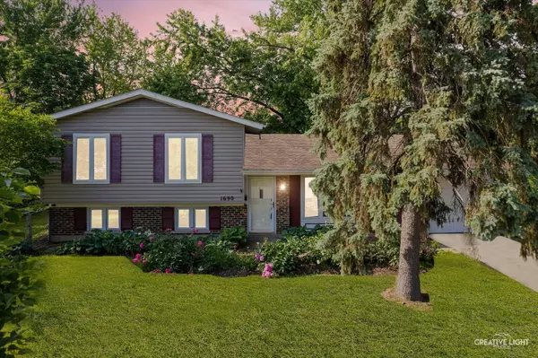 1690 S Green Meadows BLVD, Streamwood, IL 60107