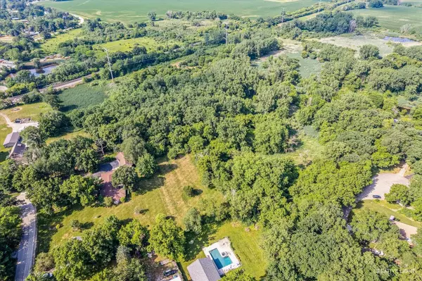 14 Hunter LN, Bristol, IL 60512