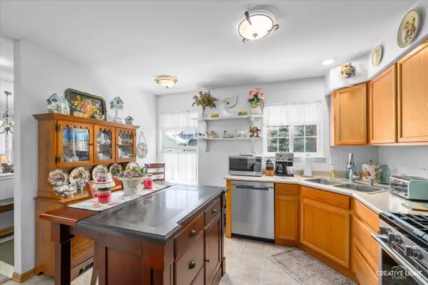 26 Rolling Oaks RD #A, Sugar Grove, IL 60554