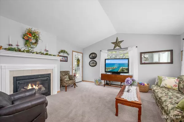 26 Rolling Oaks RD #A, Sugar Grove, IL 60554