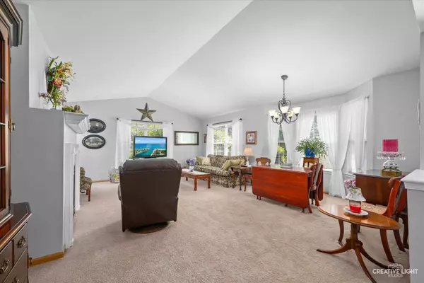 26 Rolling Oaks RD #A, Sugar Grove, IL 60554