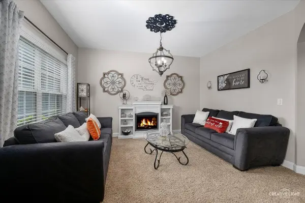 1242 Deerpath DR, Yorkville, IL 60560